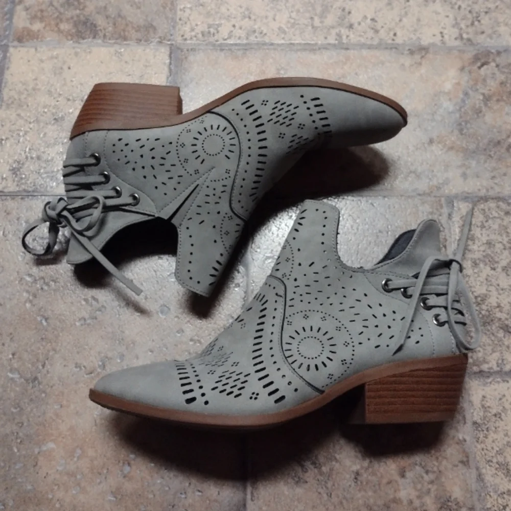 Perforated ankle bootie size 7